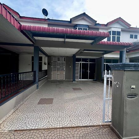 Dh Homestay Сунгай Петани Екстериор снимка